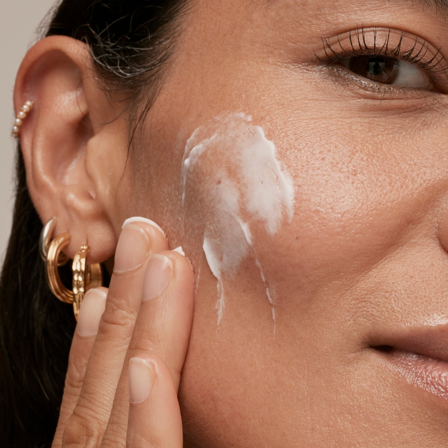 simple-skincare-cleanser-and-ceramide-moisturizer-duo-l4 INKEY_DTC_Bio-ActiveCeramide_Ppage_Model_02_dd0fc443-e441-4e82-ac65-ebe93c1b6365_1.jpg